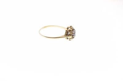 Lot 6 - 9ct gold cluster ring