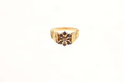 Lot 7 - 18ct gold cluster ring