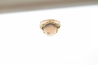 Lot 15 - Gentleman's unmarked yellow metal signet ring