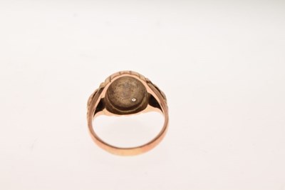 Lot 15 - Gentleman's unmarked yellow metal signet ring