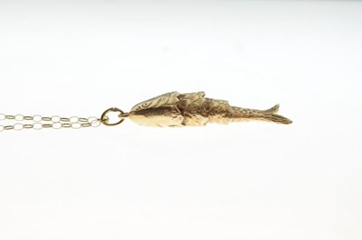 Lot 41 - Yellow metal articulated fish pendant