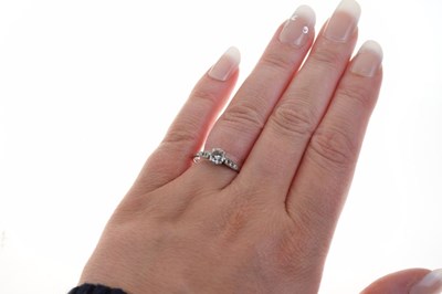 Lot 19 - Diamond single stone ring