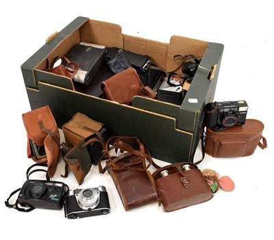 Lot 440 - Quantity of vintage cameras