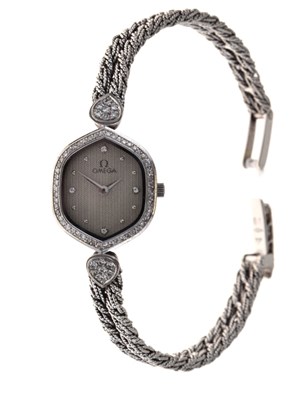 Lot 134 - Omega - Lady's 18ct white gold, diamond set quartz bracelet watch
