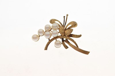 Lot 37 - Cultured pearl set brooch