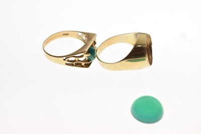Lot 10 - '14k' yellow metal and green agate ring