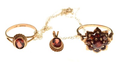 Lot 72 - 9ct gold garnet set jewellery