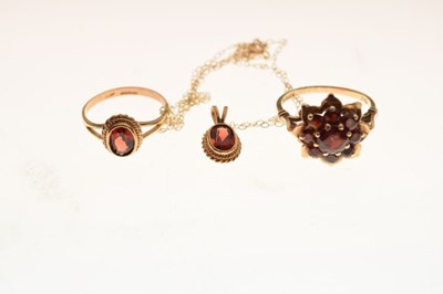 Lot 72 - 9ct gold garnet set jewellery