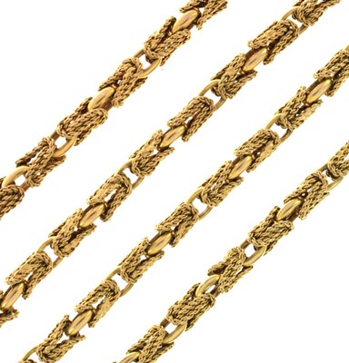 Lot 70 - Yellow metal chain, of fancy square section links