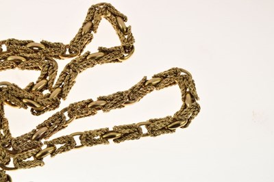 Lot 70 - Yellow metal chain, of fancy square section links