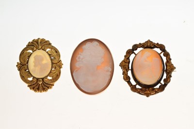 Lot 34 - Victorian shell cameo brooch