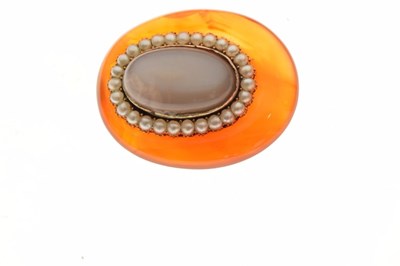 Lot 25 - Victorian oval agate brooch