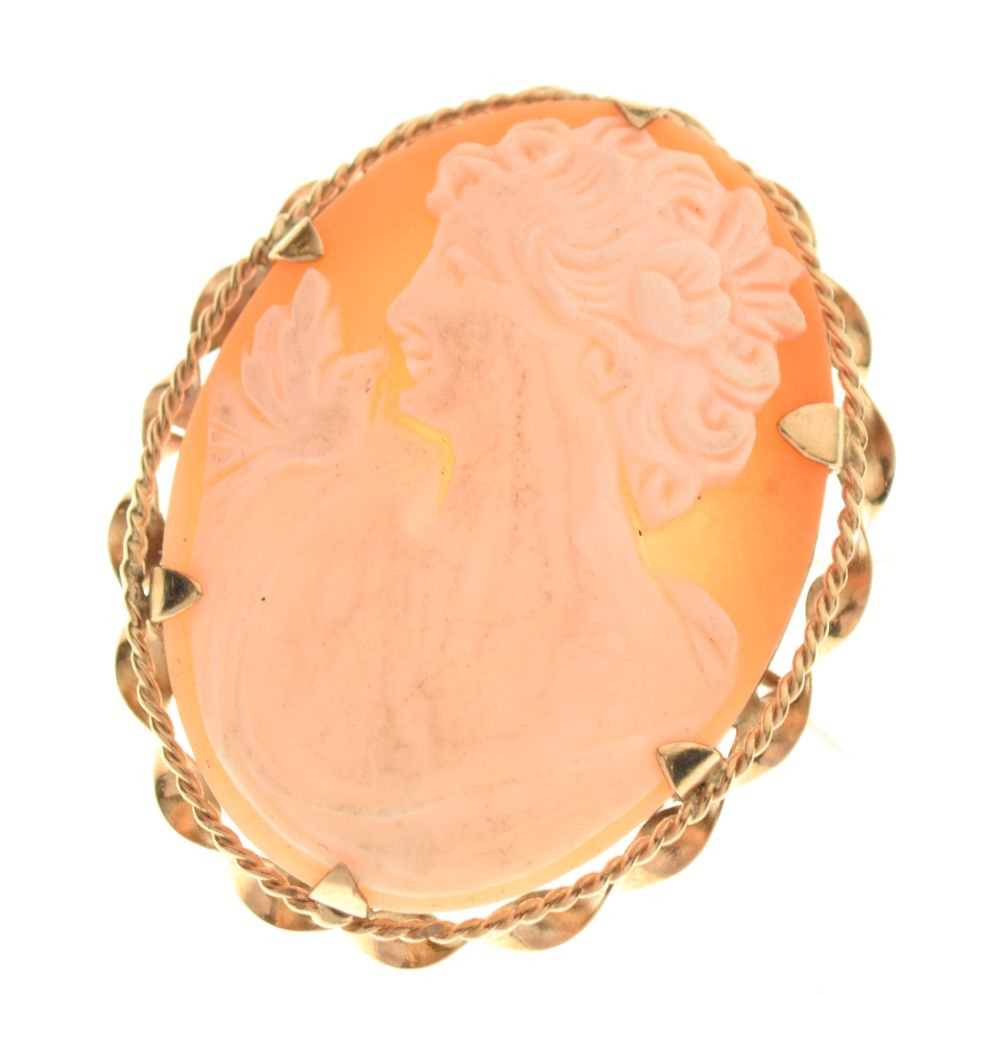 Lot 31 - Modern 9ct gold shell cameo brooch