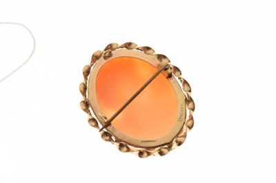 Lot 31 - Modern 9ct gold shell cameo brooch