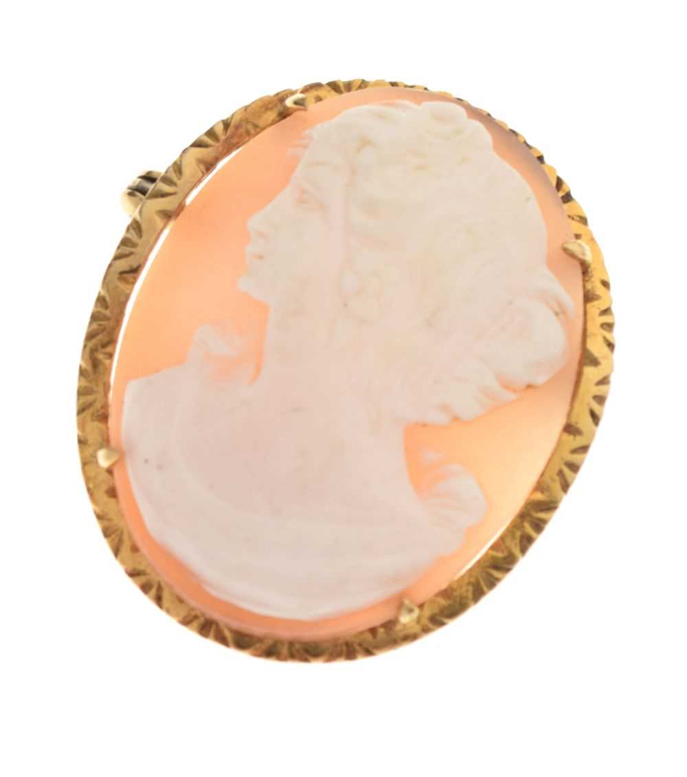 Lot 35 - Modern 9ct gold shell cameo brooch