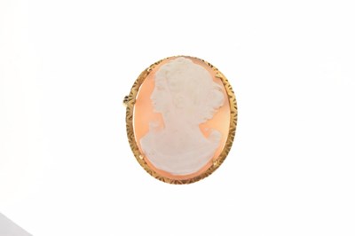 Lot 32 - Modern 9ct gold shell cameo brooch