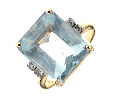 Lot 26 - Aquamarine and diamond ring