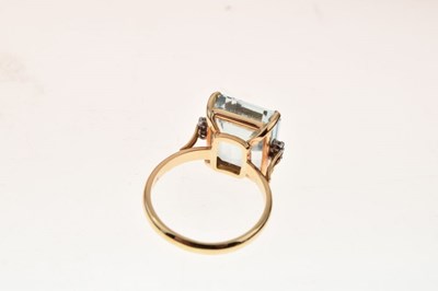 Lot 26 - Aquamarine and diamond ring