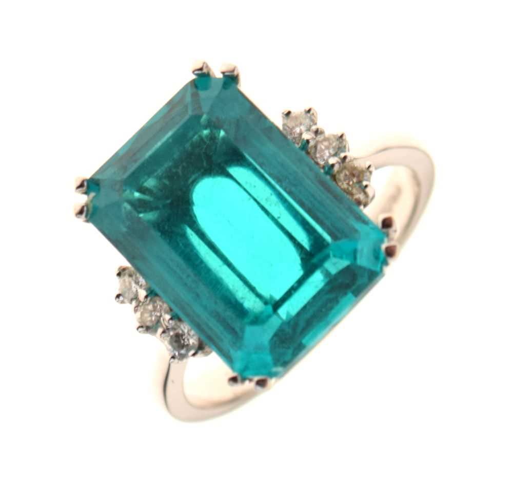 Lot 19 - Emerald and diamond ring