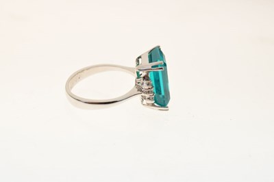 Lot 22 - Emerald and diamond ring