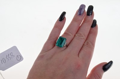Lot 19 - Emerald and diamond ring