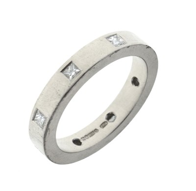 Lot 39 - Diana Porter diamond set platinum ring
