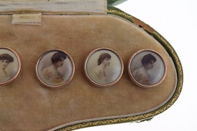 Lot 74 - Cased set of yellow metal portrait buttons