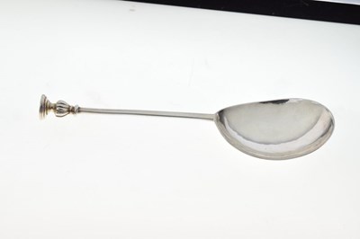 Lot 159 - Early 17th Century silver provincial seal top spoon