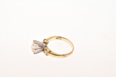 Lot 16 - Three stone diamond ring