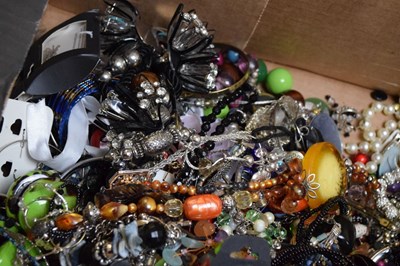 Lot 87 - Quantity of costume jewellery