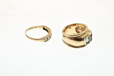 Lot 21 - '9ct' garnet and blue topaz-coloured stone set ring