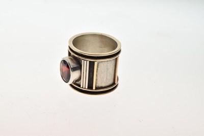 Lot 9 - White metal ring set an oval faceted garnet
