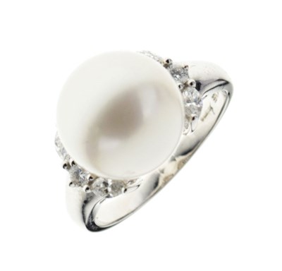 Lot 46 - South Sea cultured pearl and diamond 18ct white gold ring