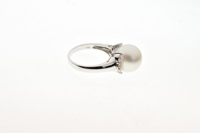Lot 46 - South Sea cultured pearl and diamond 18ct white gold ring