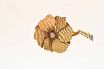 Lot 100 - 18ct gold diamond set stylised flower brooch