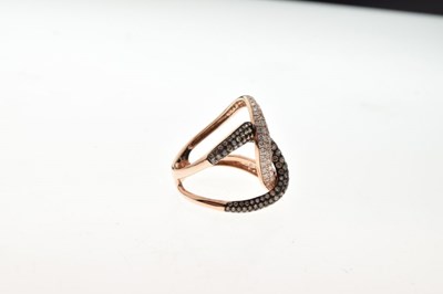 Lot 41 - ESSY - Diamond and cognac colour diamond ring