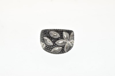 Lot 43 - Diamond and black diamond ring