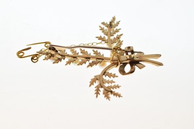 Lot 41 - 9ct gold pearl set brooch