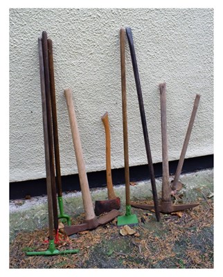 Lot 750 - Various vintage garden tools