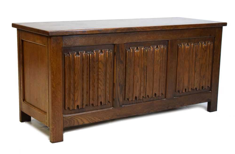 Lot 599 - Reproduction oak blanket chest