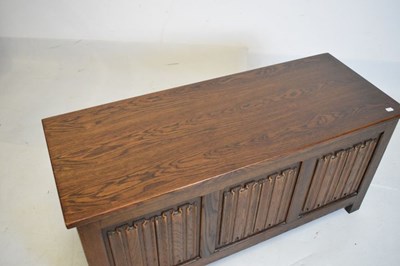 Lot 599 - Reproduction oak blanket chest