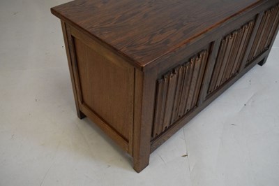 Lot 599 - Reproduction oak blanket chest