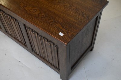 Lot 599 - Reproduction oak blanket chest