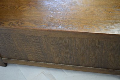 Lot 599 - Reproduction oak blanket chest