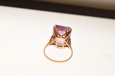 Lot 4 - 9ct gold ring set amethyst-coloured stone
