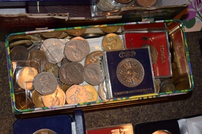 Lot 136 - Quantity of loose GB and World coinage together with a number of associated items