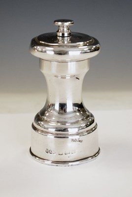 Lot 160 - George V silver pepper mill, Birmingham 1923