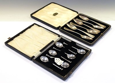 Lot 200 - Set of George V silver grapefruit spoons together with a set of Elizabeth II silver coffee spoons