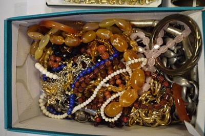 Lot 113 - Quantity of costume jewellery