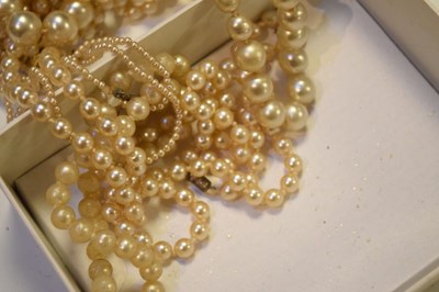 Lot 109 - Quantity of simulated pearl necklaces